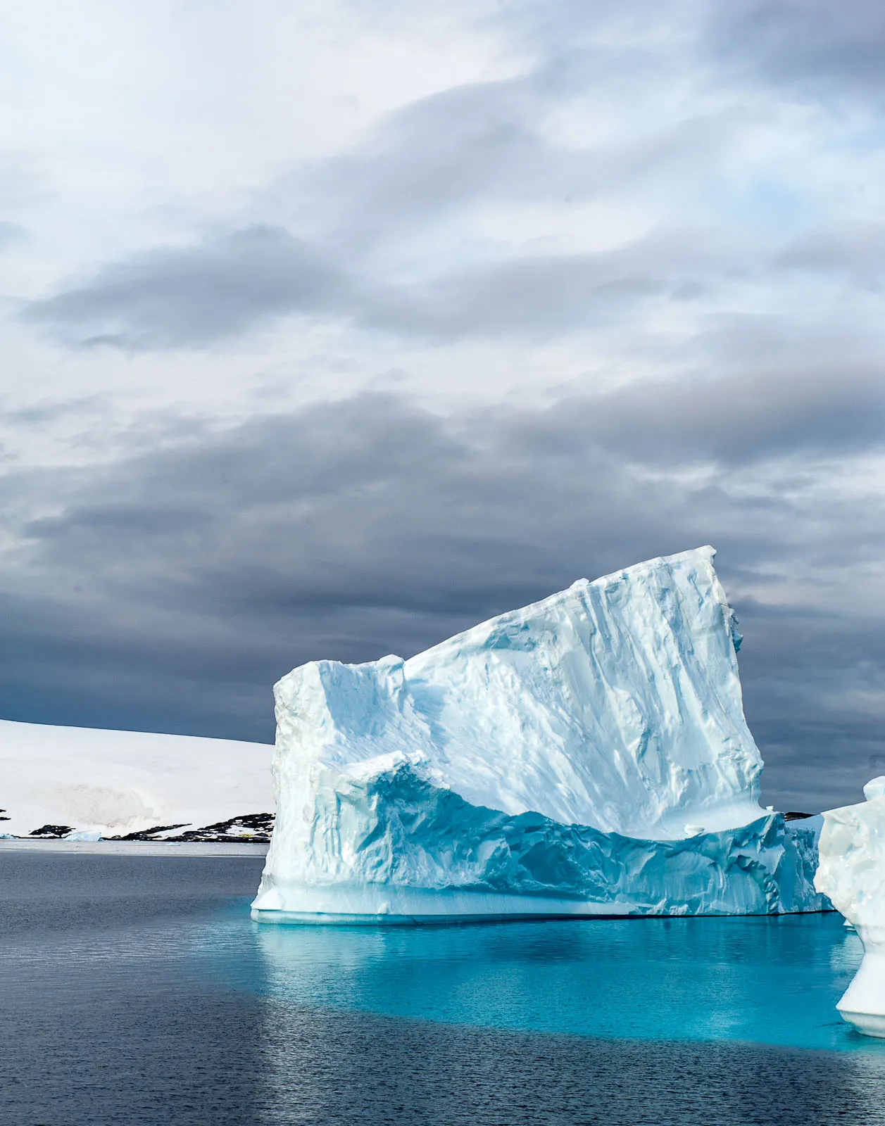 Глыба льда на воде. Iceberg. Айсберг льдина. Ледяной горою Айсберг. Ледяная глыба.