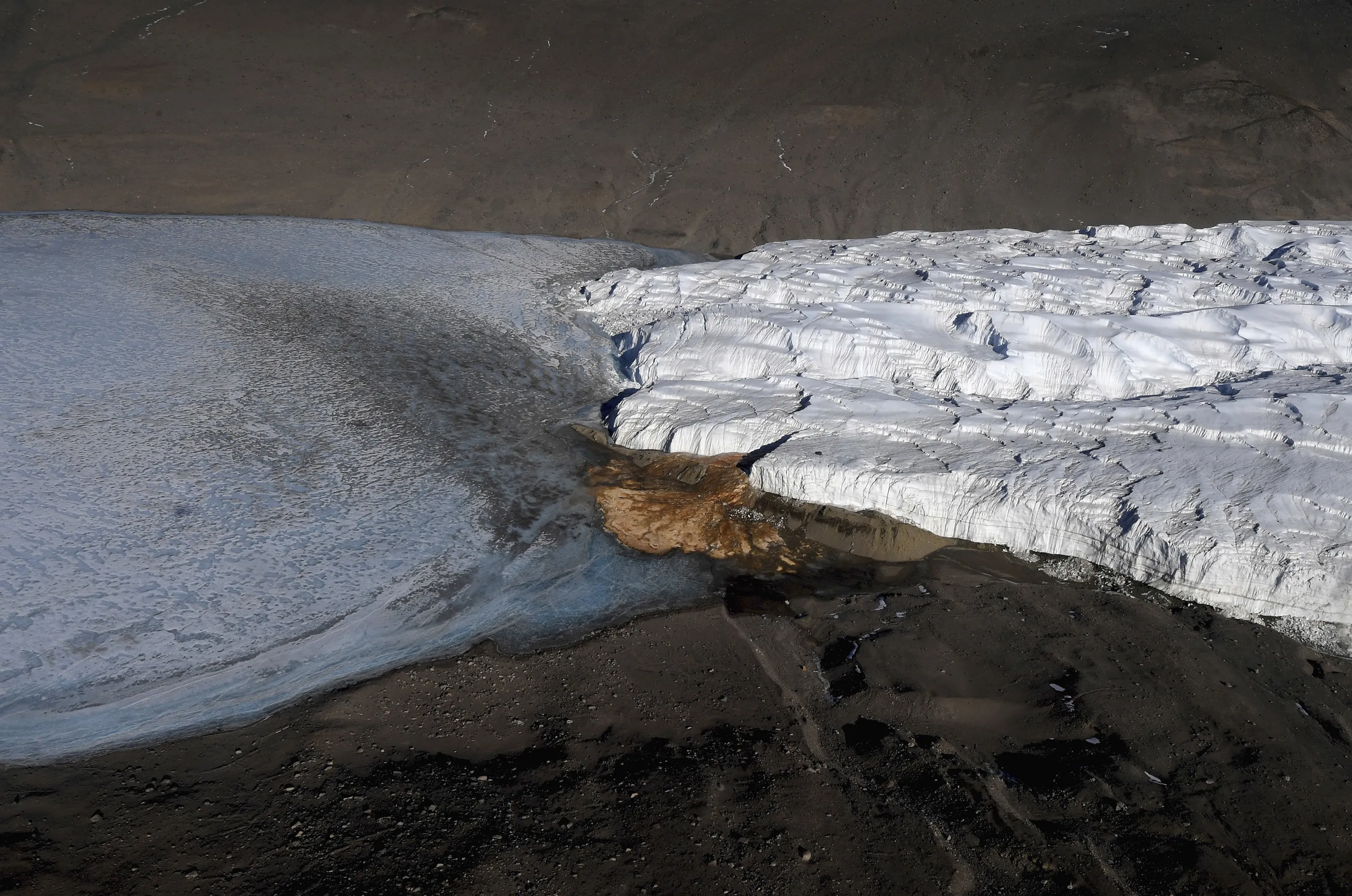 Discover found out. Ледник. Кровавый водопад в Антарктиде. Ледник Тейлора. The mysterious Blood Falls.