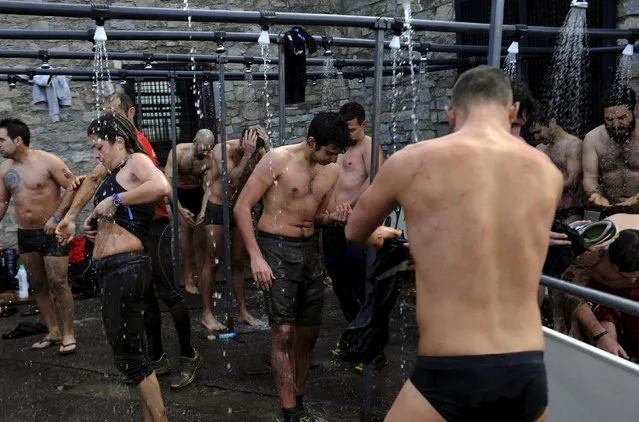 People shower during the “Farinato Race” winter extreme run competition in Gijon, northern Spain, January 31, 2016. (Photo by Eloy Alonso/Reuters)