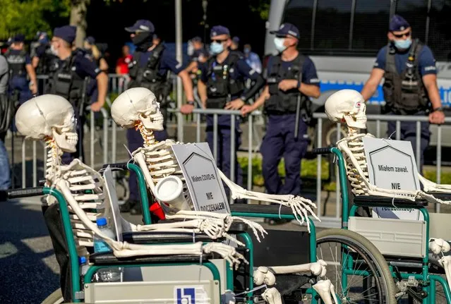 Medical stuff push skeletons in wheel chairs protesting in front of the Chancellery in Warsaw, Poland, Saturday, September 11, 2021. (Photo by Czarek Sokolowski/AP Photo)