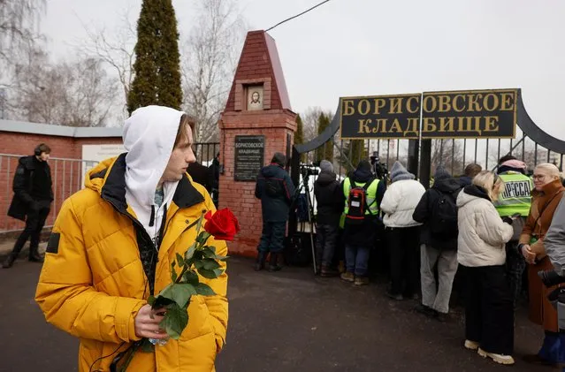 A mourner holds flowers outside the Borisovskoye cemetery before the funeral of Russian opposition politician Alexei Navalny in Moscow, Russia, on March 1, 2024. (Photo by Reuters/Stringer)