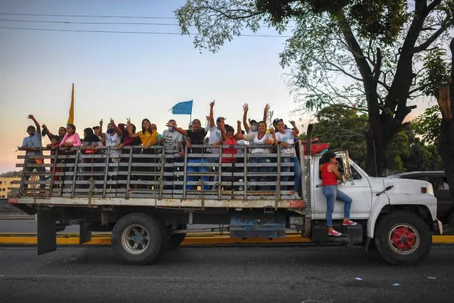 Supporters of Venezuelan opposition candidate for governor of the state of Barinas, Sergio Garrido, attend an election campaign rally at Barinas city, Venezuela, on January 6, 2022. (Photo by Federico Parra/AFP Photo)