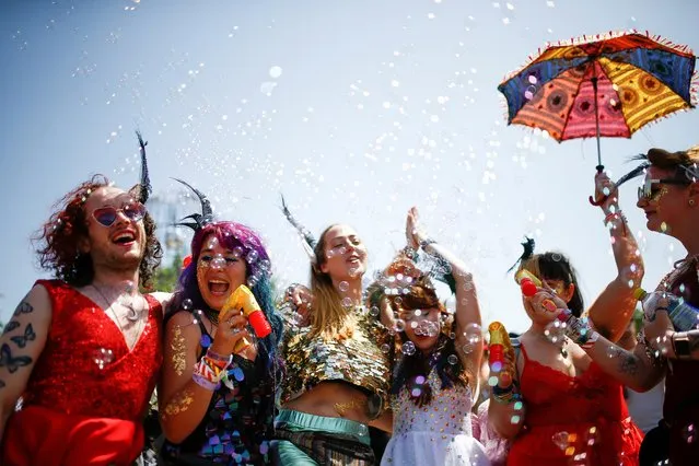 Festival goers enjoy the hot weather during Glastonbury Festival at Worthy farm in Somerset, Britain on June 27, 2019. (Photo by Henry Nicholls/Reuters)