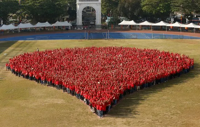 Filipinos stand together to form a “Human Blood Drop” to mark World Health Day in Marikina, east of Manila, Philippines, 07 April 2107. A total of 4,817 people joined to create the shape of a drop of blood during an event organized by the Philippine Blood Center and the local government of Marikina. The participants seek to acquire a listing for the “World's largest blood drop” by Guinness World Records. (Photo by Francis R. Malasig/EPA)