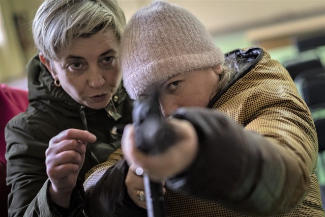 Ukrainian civilians receive weapons training, in the outskirts of Lviv, western Ukraine, Monday, March 7, 2022. Russia's invasion of Ukraine has entered its 12th day following what Ukrainian authorities described as increased shelling of encircled cities and another failed attempt to evacuate civilians from the port of Mariupol. (Photo by Bernat Armangue/AP Photo)