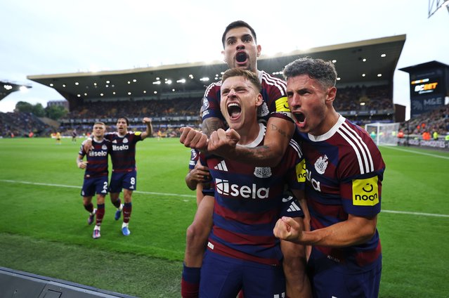 Harvey Barnes of Newcastle United celebrates with Fabian Schar and Bruno Guimaraes after scoring their second goal during the Premier League match between Wolverhampton Wanderers FC and Newcastle United FC at Molineux on September 15, 2024 in Wolverhampton, England. (Photo by Alex Livesey – Danehouse/Getty Images)