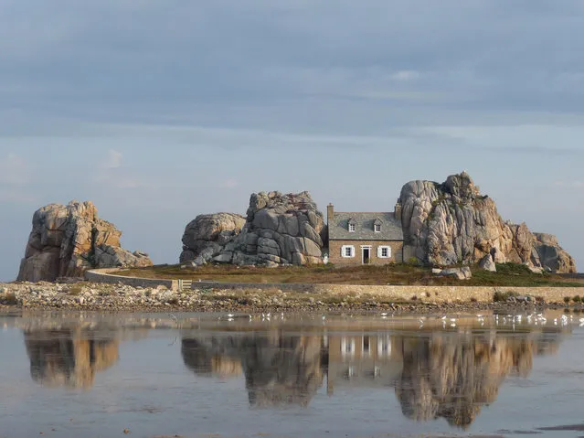 La Maison Du Gouffre Or The House Between The Rocks