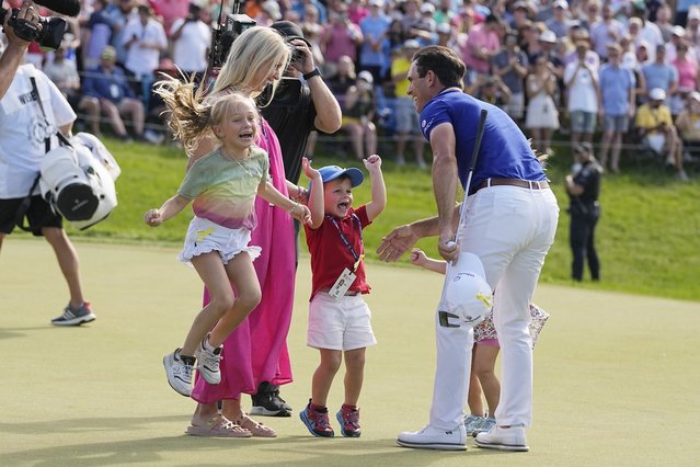 Billy Horschel celebrates with his family on the 18th green after winning the Memorial golf tournament Sunday, June 5, 2022, in Dublin, Ohio. (Photo by Darron Cummings/AP Photo)