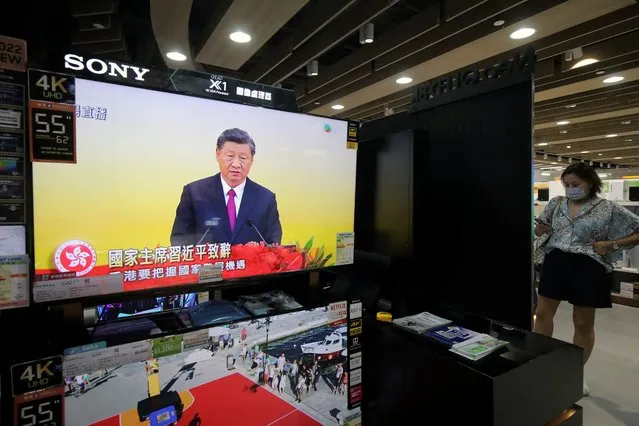 A television shows live broadcast of Chinese President Xi Jinping's speech at the swearing-in ceremony on the 25th anniversary of the former British colony's handover to Chinese rule, at an appliances store in Hong Kong, China on July 1, 2022. (Photo by Paul Yeung/Reuters)