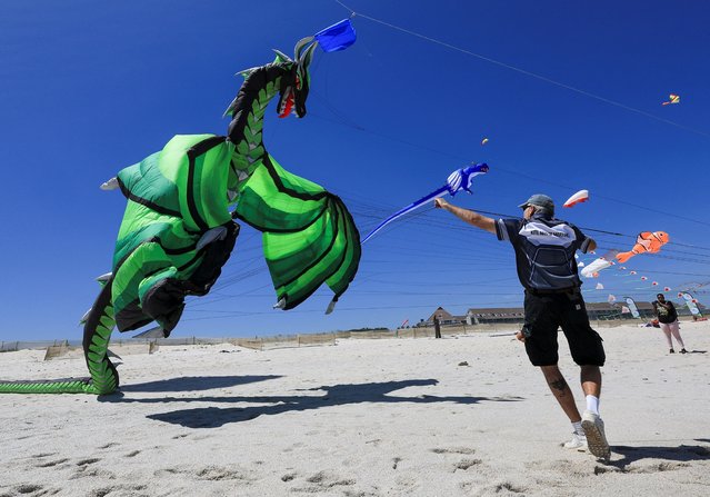 American, Tony Jetland holds his kite's strings during a practice run at Dolphin Beach ahead of this weekend's 30th Cape Town International Kite Festival, an awareness campaign for World Mental Health Day where kite enthusiasts gather to fly colourful kites to raise funds for mental health support, in Cape Town, South Africa, on October 22, 2024. (Photo by Esa Alexander/Reuters)