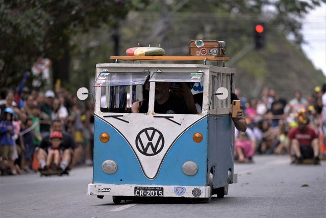 Soapbox cart riders race downhill during the 10th edition of the Rolima do Abacate event during the Virada Cultural festival in Belo Horizonte, state of Minas Gerais, Brazil, on August 20, 2023. (Photo by Douglas Magno/AFP Photo)