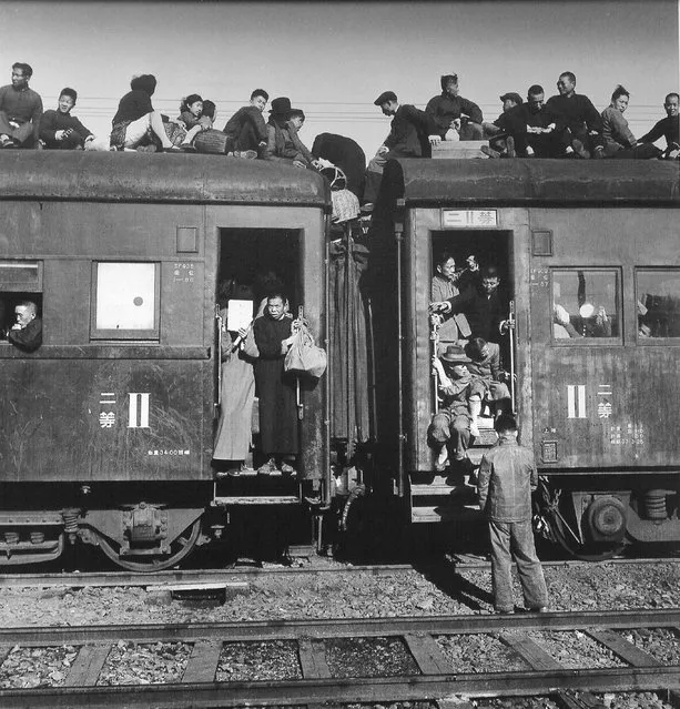 1949年3月，上海北站，逃难者挤满了南下的列车。 (In March 1949, Shanghai North Railway Station, flight packed train southward)