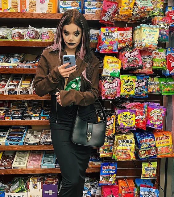 American actress and singer Hailee Steinfeld in the last decade of October 2022 is a creepy clown in a bodega. (Photo by haileesteinfeld/Instagram)