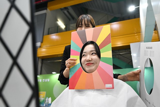 At the “2025 Korea Job Fair” held at the aT Center in Seocho-gu, Seoul on March 19, 2025, a job seeker is experiencing “personal color consulting” to find the color that best suits him/her at the “Tomorrow On Station”. (Photo by Koh Woon-ho)