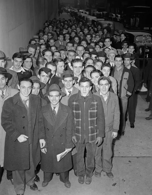 Early arrivals waiting outside the army recruiting headquarters at the Federal Building in New York where they filed applications for enlistment December 8, 1941. (Photo by AP Photo)
