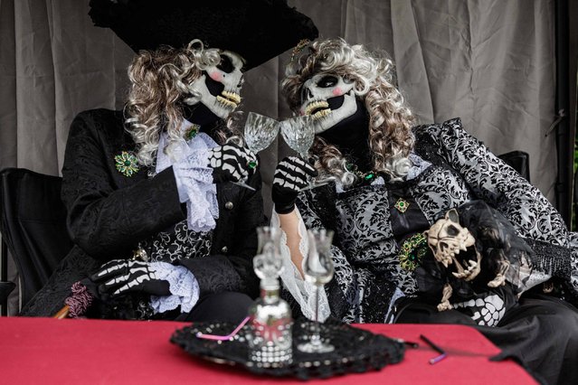 Dressed up people attend a so-called “Victorian Picnic” during the “Wave-Gotik-Treffen” (WGT) festival in Leipzig, eastern Germany, on May 17, 2024. (Photo by Jens Schlueter/AFP Photo)