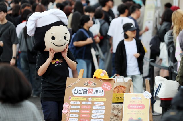 The mascot greets tourists in front of the Seongsim Church booth at the Daejeon Bread Festival on October 18, 2025. (Photo by Shin Hyeon-jong)
