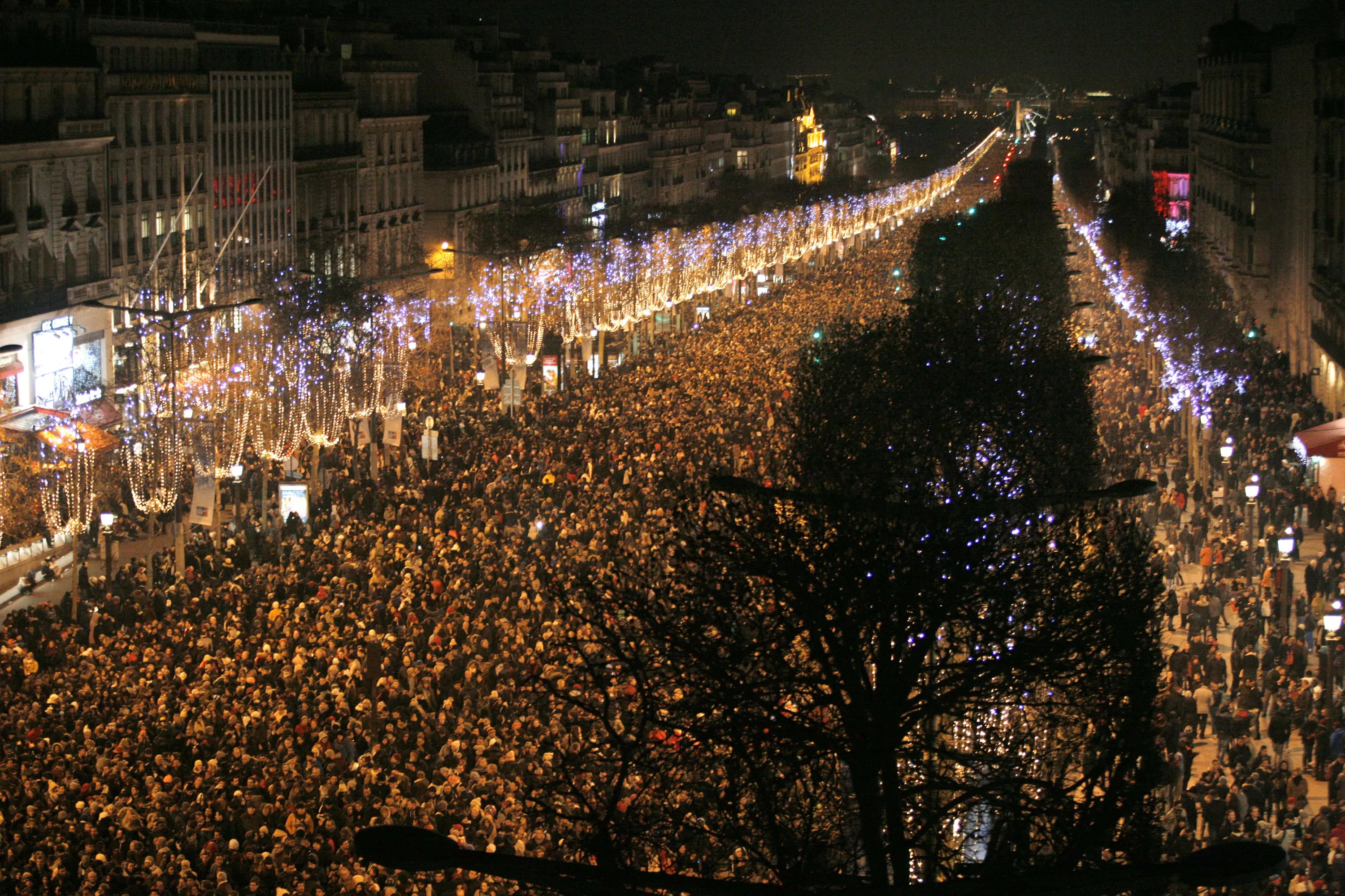 Париж население. Новый год во Франции Елисейские поля. France Елисейские поля New year люди. Елисейские поля новый год 2020. Елисейские поля в Париже YF Yu.