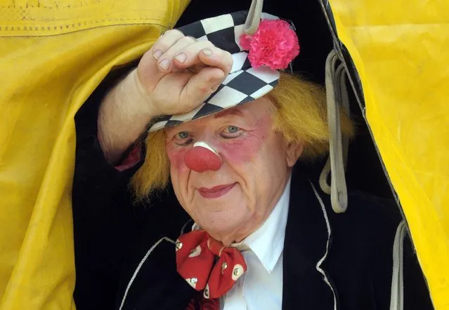 Picture taken on April 18, 2009 shows clown Oleg Popov looking out of a tent of the Russian State Circus in Duesseldorf, western Germany. The legendary Soviet-era clown died at the age of 86, it was announced on November 3, 2016. (Photo by Horst Ossinger/AFP Photo/DPA)