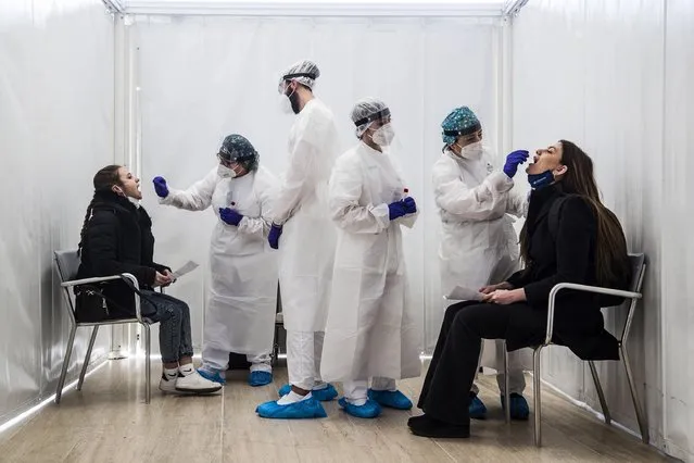 Healthcare professionals perform Covid-19 swab tests on students of the University “La Sapienza” of Rome during the Covid-19 pan​demic, Rome, Italy, 01 March 2021. (Photo by Angelo Carconi/EPA/EFE)