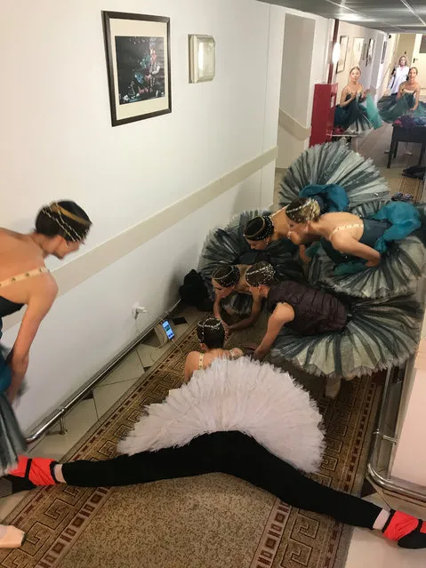 Bolshoi Theatre ballet dancers watching the World Cup Russia – Spain game backstage during a performance of “Raymonda” in Moscow, Russia on July 1, 2018. (Photo by Bruna Gaglianone/Bolshoi Theatre)