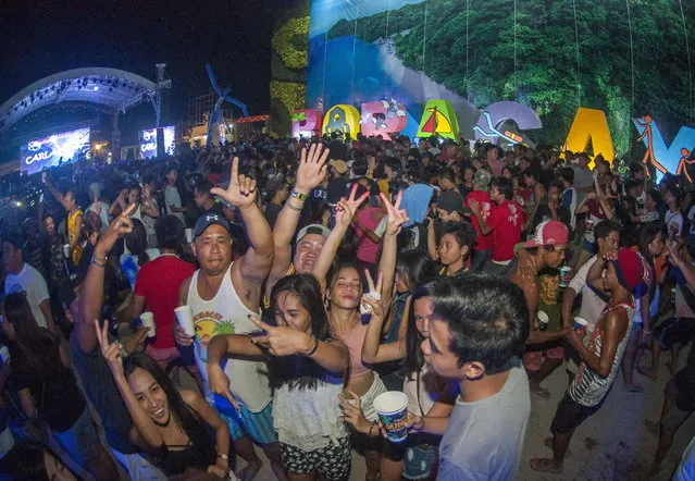 A crowd of tourists celebrate in the island of Boracay, Philippines, 26 October 2018 (issued on 27 October 2018). The Philippine resort island of Boracay reopened its doors to international tourists on 26 October, after six months of intensive rehabilitation to recover from the excesses of mass tourism, reports state. (Photo by Jo Haresh Tanodra/EPA/EFE)