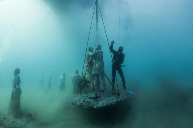 More sculptures being submerged. (Photo by Jason deCaires Taylor)