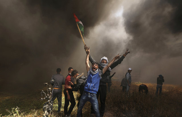 Palestinian demonstrators shout during clashes with Israeli troops at a protest demanding the right to return to their homeland, at the Israel-Gaza border east of Gaza City, April 6, 2018. (Photo by Mohammed Salem/Reuters)