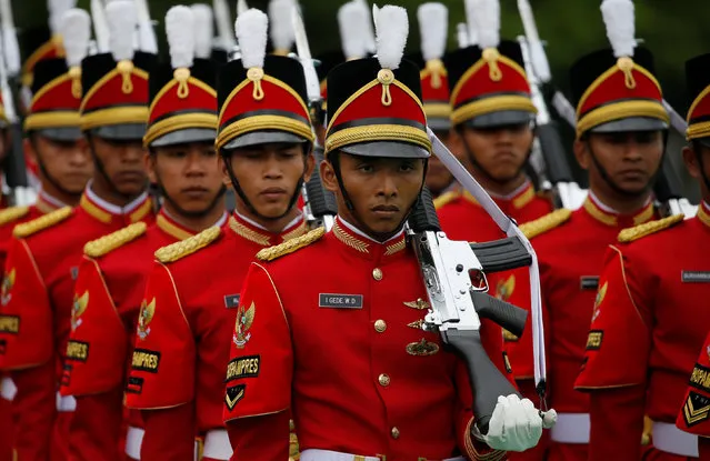 Indonesian honour guard stands during a welcoming ceremony for Japanese Prime Minister Shinzo Abe at the Bogor Palace, West Java, Indonesia January 15, 2017. (Photo by Reuters/Beawiharta)