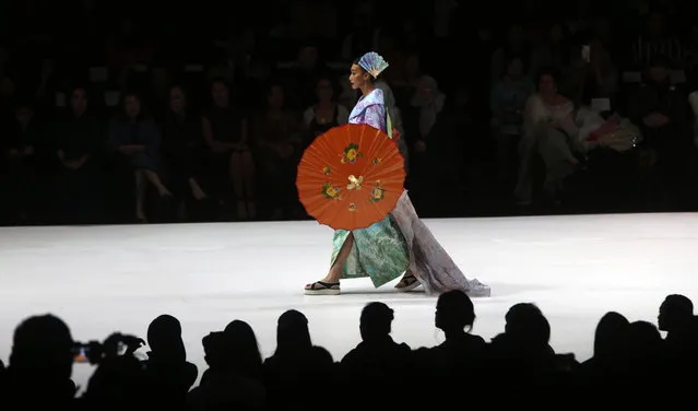 A model presents a creation by designer Anna Budiman during the Indonesia Fashion Week 2019 in Jakarta, Indonesia, 31 March 2019. (Photo by Adi Weda/EPA/EFE)