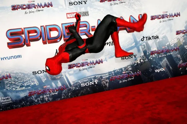 A person dressed in Spider-Man costume performs at the premiere for the film Spider-Man: No Way Home in Los Angeles, California, December 13, 2021. (Photo by Mario Anzuoni/Reuters)