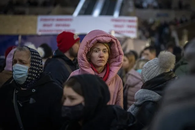 People crowd on a platform as they wait to board a Lviv-bound train in Kyiv, Ukraine, Tuesday, March 1. 2022. (Photo by Emilio Morenatti/AP Photo)