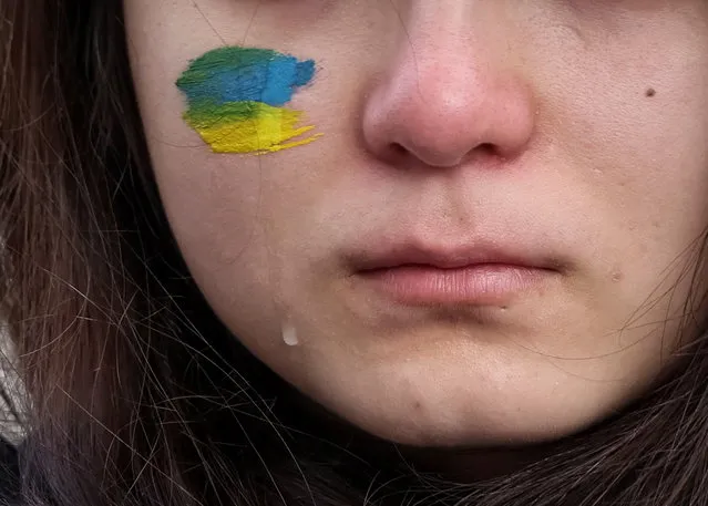 A woman cries as she takes part in a rally demanding international leaders to organise a humanitarian corridor for evacuation of Ukrainian military and civilians from Mariupol, amid Russia's invasion of Ukraine, in central Kyiv, Ukraine on April 27, 2022. (Photo by Gleb Garanich/Reuters)