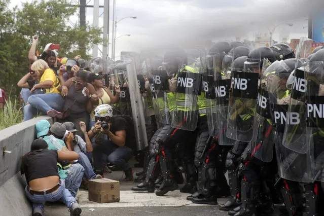 Venezuelan opposition supporters clash with police during a demonstration in Caracas, Venezuela, 07 June 2016. Supporters of the opposition protested in the streets of Caracas and several other cities to demand from the Venezuelan National Electoral Council the validation of the signings and activation of the revocatory referendum against venezuelan President Nicolas Maduro. (Photo by Chris Hernandez/EPA)