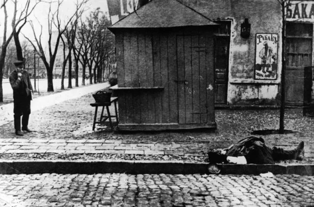 A man lies dead in the street, a casualty of the riots during the Russian Revolution, 1917. (Photo by Hulton Archive/Getty Images)