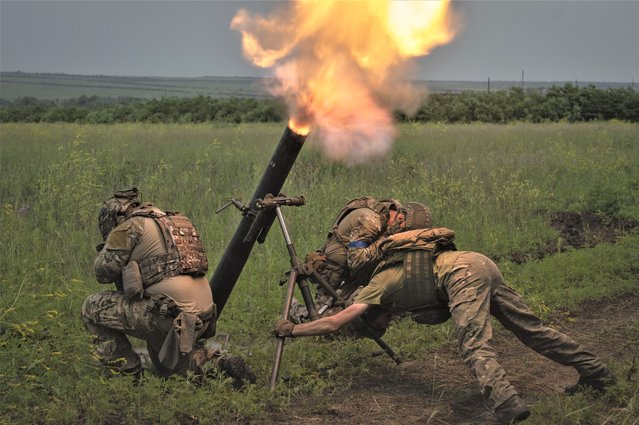 Ukrainian soldiers fire toward Russian position on the frontline in Zaporizhzhia region, Ukraine, Saturday, June 24, 2023. (Photo by Efrem Lukatsky/AP Photo)