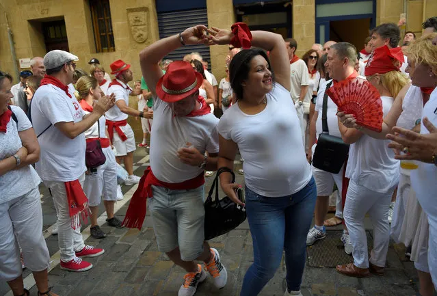 A couple dances at the San Fermin festival in Pamplona, northern Spain July 8, 2016. (Photo by Eloy Alonso/Reuters)