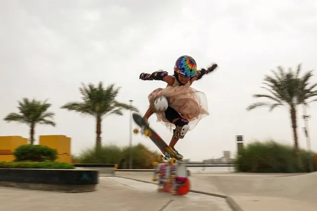 Zarah Ann Gladys, 6, rides her skateboard in Dubai, United Arab Emirates on July 26, 2022. (Photo by Amr Alfiky/Reuters)