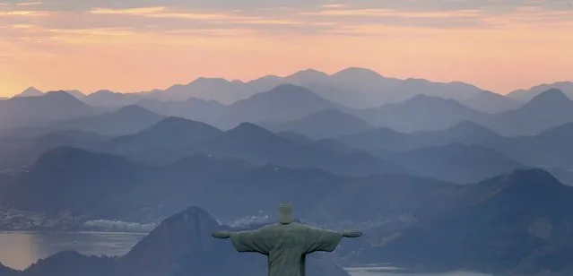 Jesus Christ the Redeemer during sunrise in Rio de Janeiro, Brazil, August 2, 2016. (Photo by Kai Pfaffenbach/Reuters)