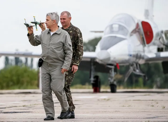 Pilots plan a flight manoeuvre with model aircraft at a military air base in Vasylkiv, Ukraine, August 3, 2016. (Photo by Gleb Garanich/Reuters)