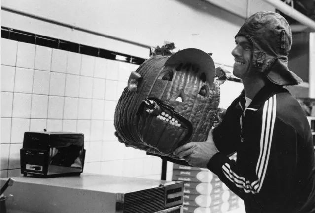 Boston Red Sox pitcher Bill Lee clowns around with a decorated pumpkin after the sixth World Series game against the Cincinnati Reds was postponed because of rain at Fenway Park in Boston, Ma., Sunday, October 20, 1975. (Photo by AP Photo)