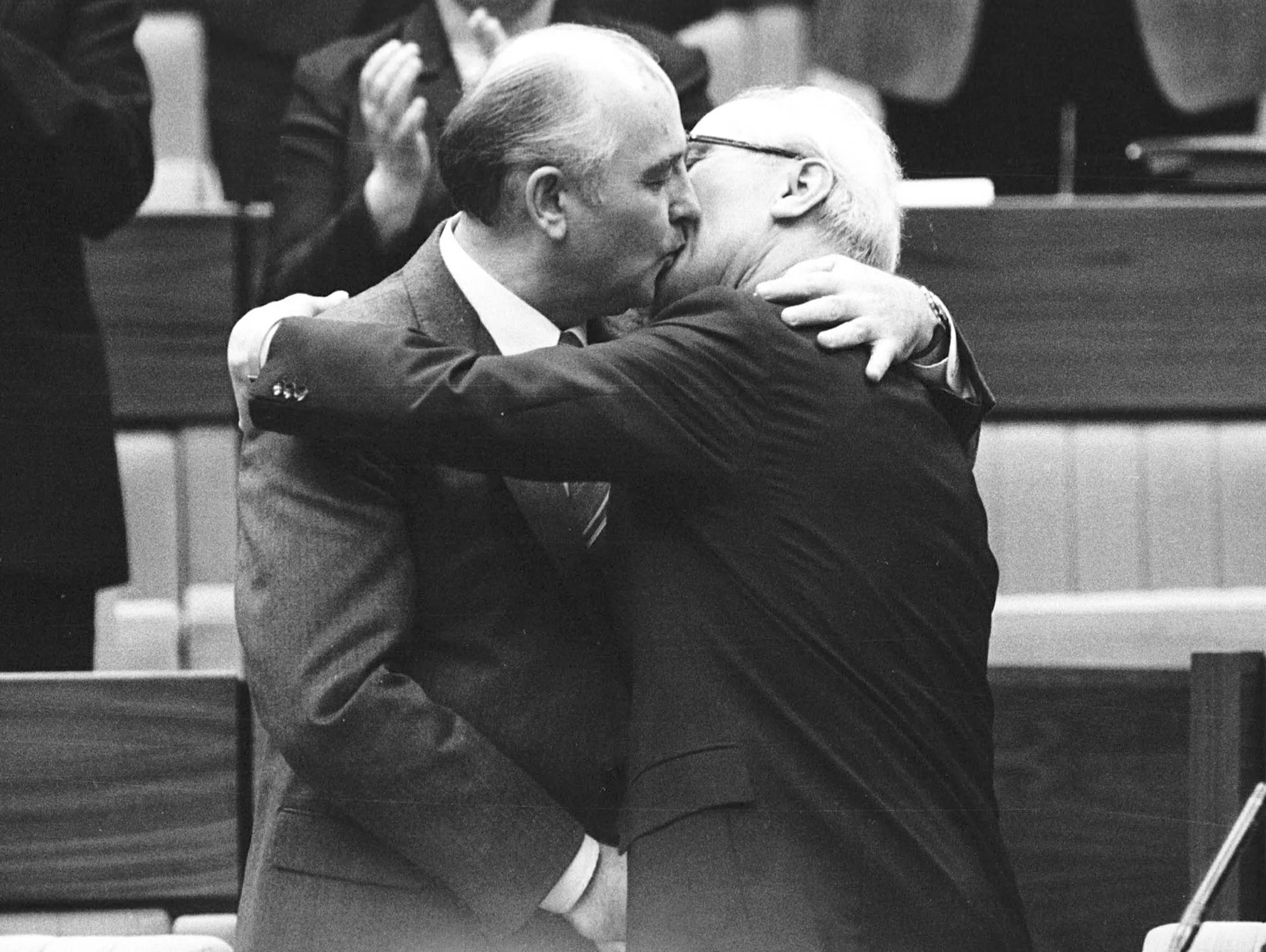 Враги целуют жадно 2 часть. Эрих Хонеккер и Горбачев поцелуй. Брежнев и Хонеккер поцелуй. Эрих Хонеккер 1986. Горбачев и Хонеккер.