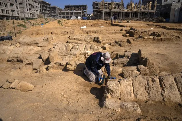 A Palestinian excavation team works in a newly discovered Roman era cemetery in the Gaza Strip, Sunday, December 11, 2022. Hamas authorities in Gaza announced the discovery of over 60 tombs in the ancient burial site. Work crews have been excavating the site since it was discovered last January during preparations for an Egyptian-funded housing project. (Photo by Fatima Shbair/AP Photo)