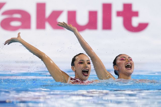 Marla Fernanda Arellano Germes and Itzamary Gonzalez Cuellar of Mexico compete in the women's duet technical preliminary of artistic swimming at the World Aquatics Championships in Singapore, Friday, July 18, 2025. (Photo by Vincent Thian/AP Photo)