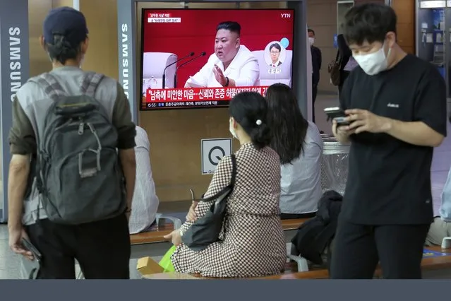 People watch a screen showing a file image of North Korean leader Kim Jong Un during a news program at the Seoul Railway Station in Seoul, South Korea, Friday, September 25, 2020. Kim apologized Friday over the killing of a South Korea official near the rivals' disputed sea boundary, saying he's “very sorry” about the “unexpected” and “unfortunate” incident, South Korean officials said Friday. The Korean letters read: “Sorry for South Korea”. (Photo by Ahn Young-joon/AP Photo)