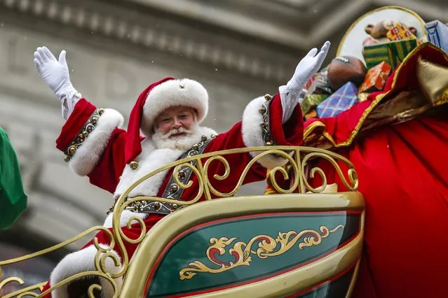A man dressed as Santa Claus waves as he rides on his float down Central Park West during the 88th Macy's Thanksgiving Day Parade in New York November 27, 2014. (Photo by Eduardo Munoz/Reuters)