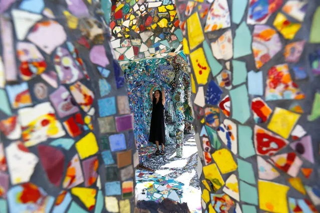 A visitor views the work of artists Gonzalo Duran and Cheri Pann at their Mosaic Tile House in Venice, California U.S., August 26, 2016. (Photo by Mario Anzuoni/Reuters)