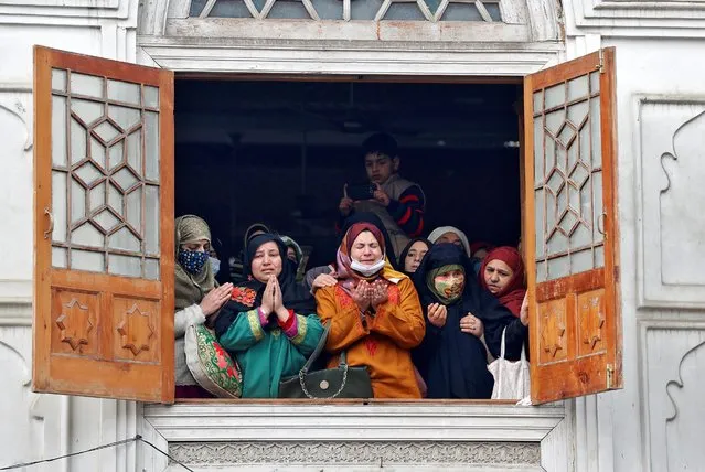 Kashmiri Muslim women react upon seeing a relic of Sheikh Abdul Qadir Jeelani, a Sufi saint also known as Shah-e-Baghdad (King of Baghdad), a week after Jeelani's death, at his shrine, amidst the spread of the coronavirus disease (COVID-19) in Srinagar, December 4, 2020. (Photo by Danish Ismail/Reuters)