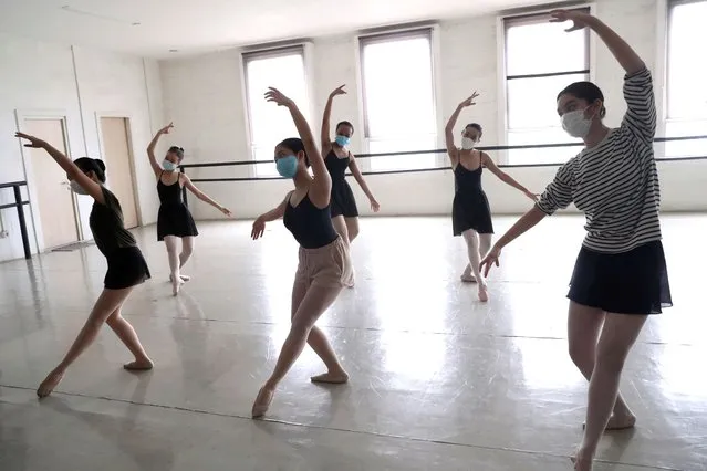 Students wearing face masks as a precaution against coronavirus outbreak practice their moves during a ballet class at Rumah Karya Sjuman Art School in Tangerang, Indonesia, Sunday, December 20, 2020. Indonesia has reported more than 600,000 cases of the coronavirus. (Photo by Tatan Syuflana/AP Photo)