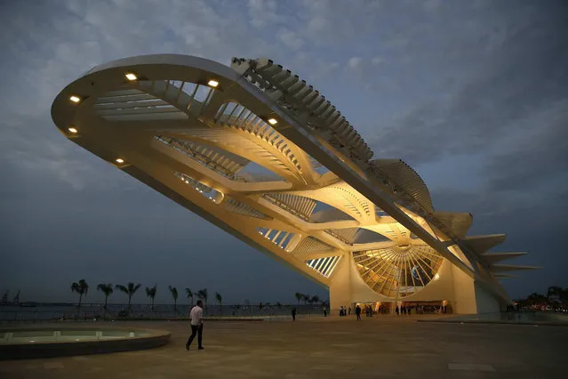 General view of the Museum of Tomorrow by Spanish architect Fernando Calatrava in the port of Rio de Janeiro, Brazil, 17 December 2015. The 15,000 square meters museum, inaugurated by Brazilian President Dilma Rousseff, will open its doors to the public on next 19 December and is one of the main works to revitalize the port of Rio de Janeiro prior of the Olympic Games Rio 2016. (Photo by Marcelo Sayao/EPA)